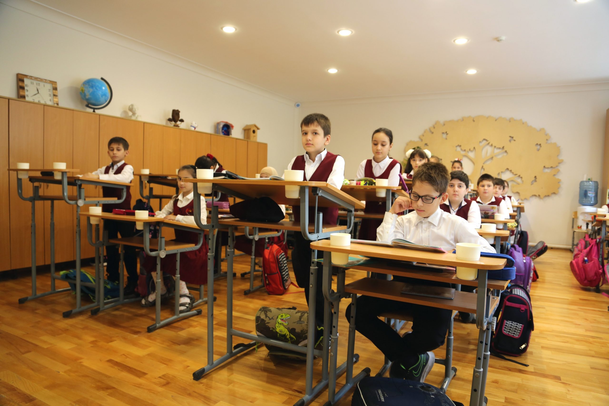 regime of orthograde posture with the use of stand-up desks and small motor activity (ACT)