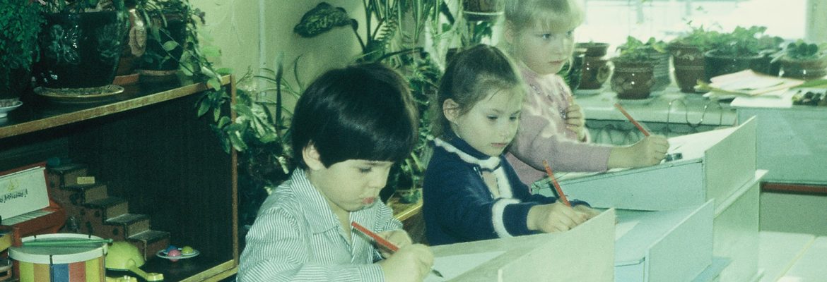 Дети за конторками пишут пером