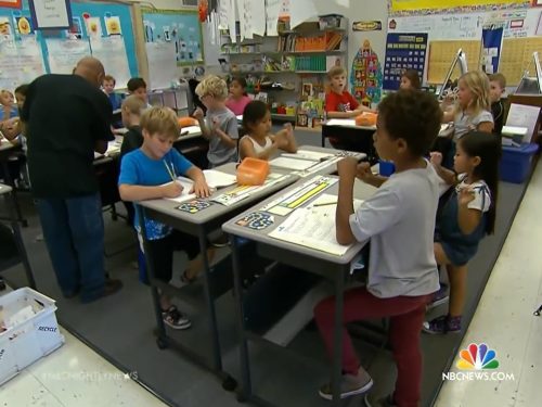 Почему в американских школах дети учатся стоя (видео)