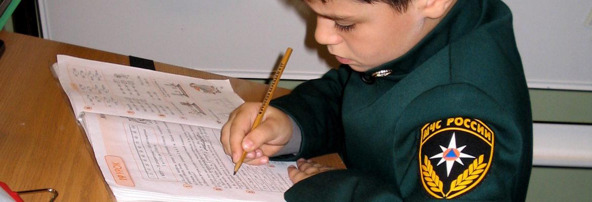 &ldquo;Что делать?&rdquo; подсказала газета. Мальчик стоит за конторкой в школе №760