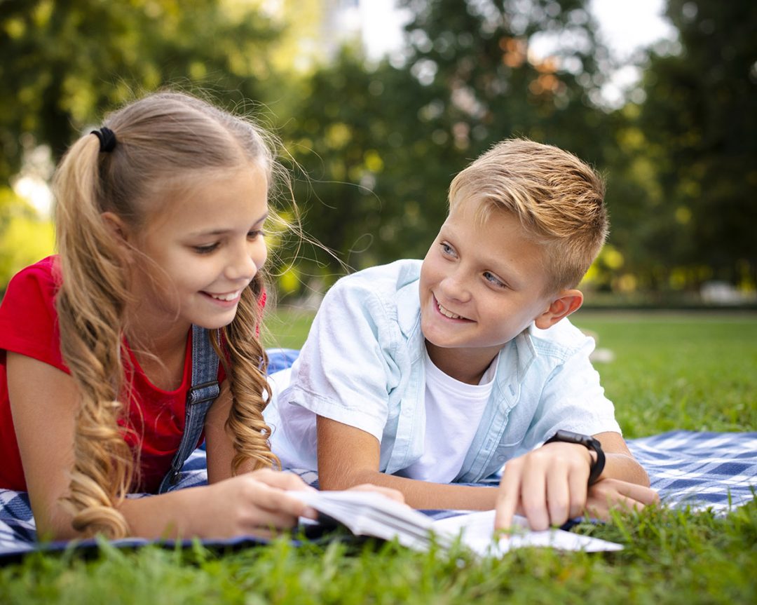 Здоровый ребенок учится охотней