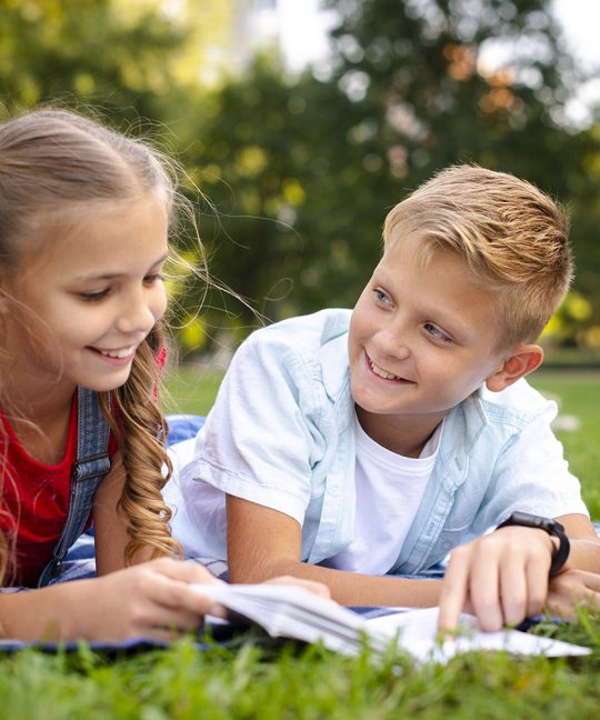 Здоровый ребенок учится охотней